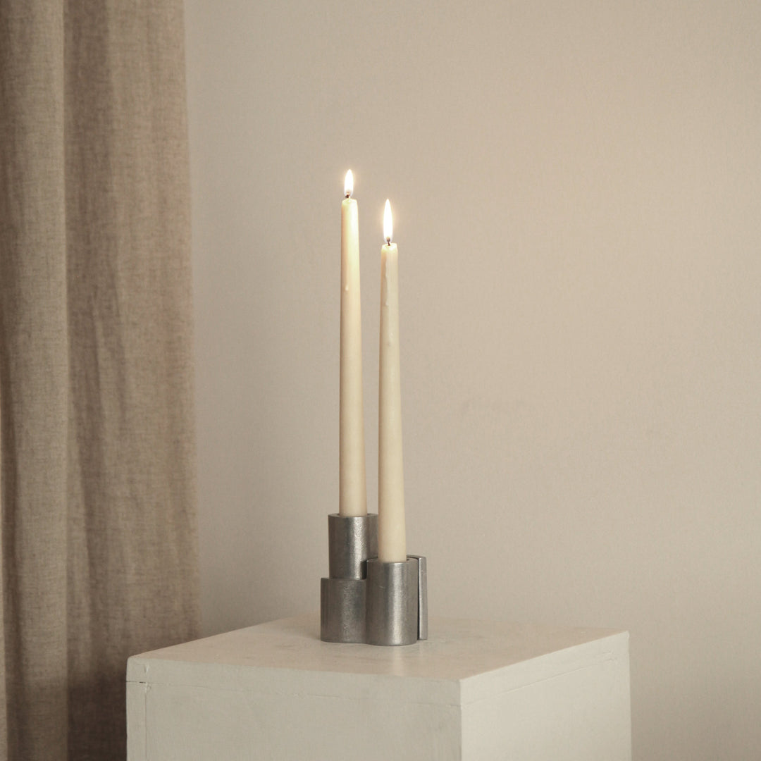 Snug candle holder by stem in aluminium