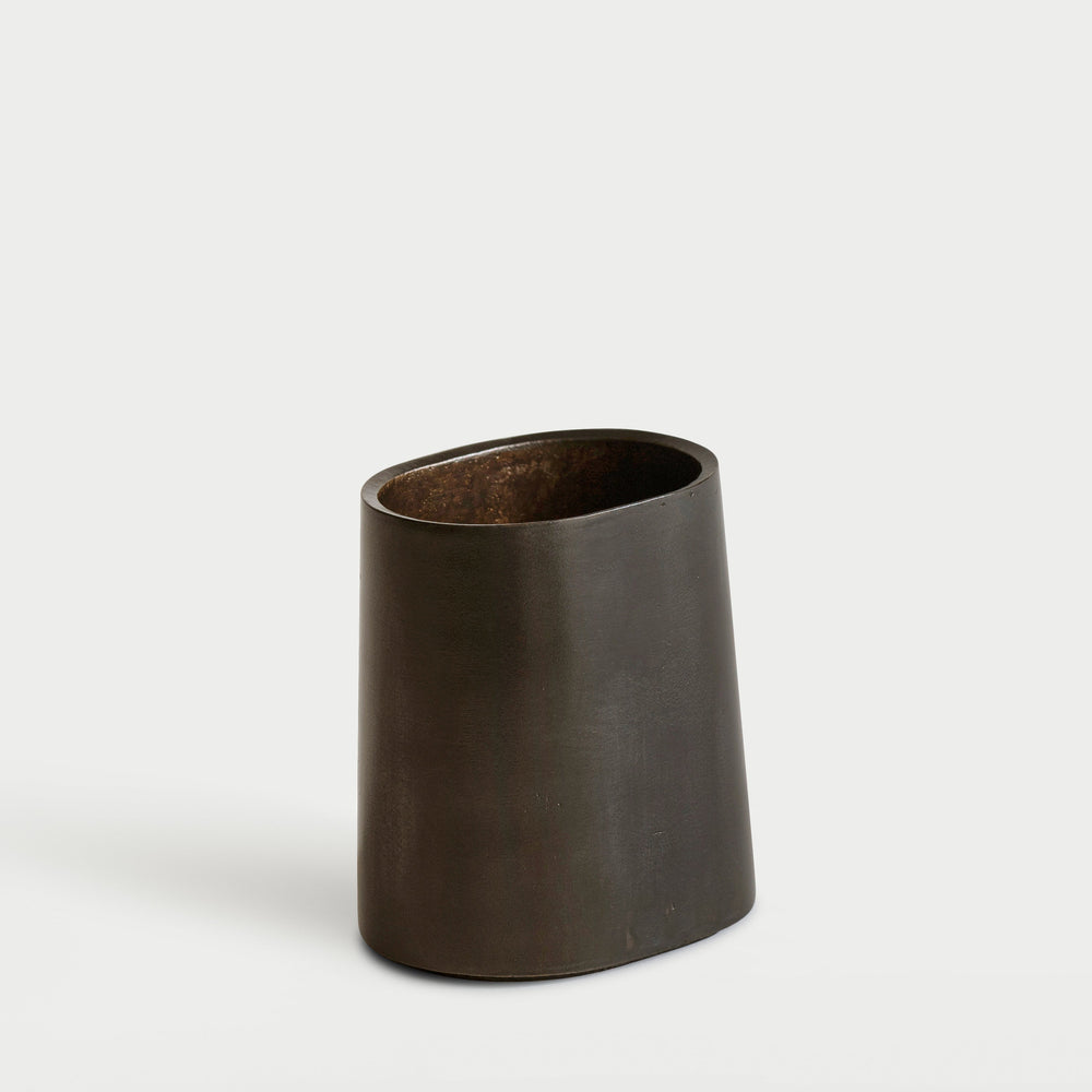 Pen stand in darkened brass from Stem