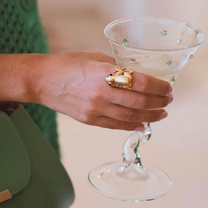 Vidrio Studio Rana cocktail glass held