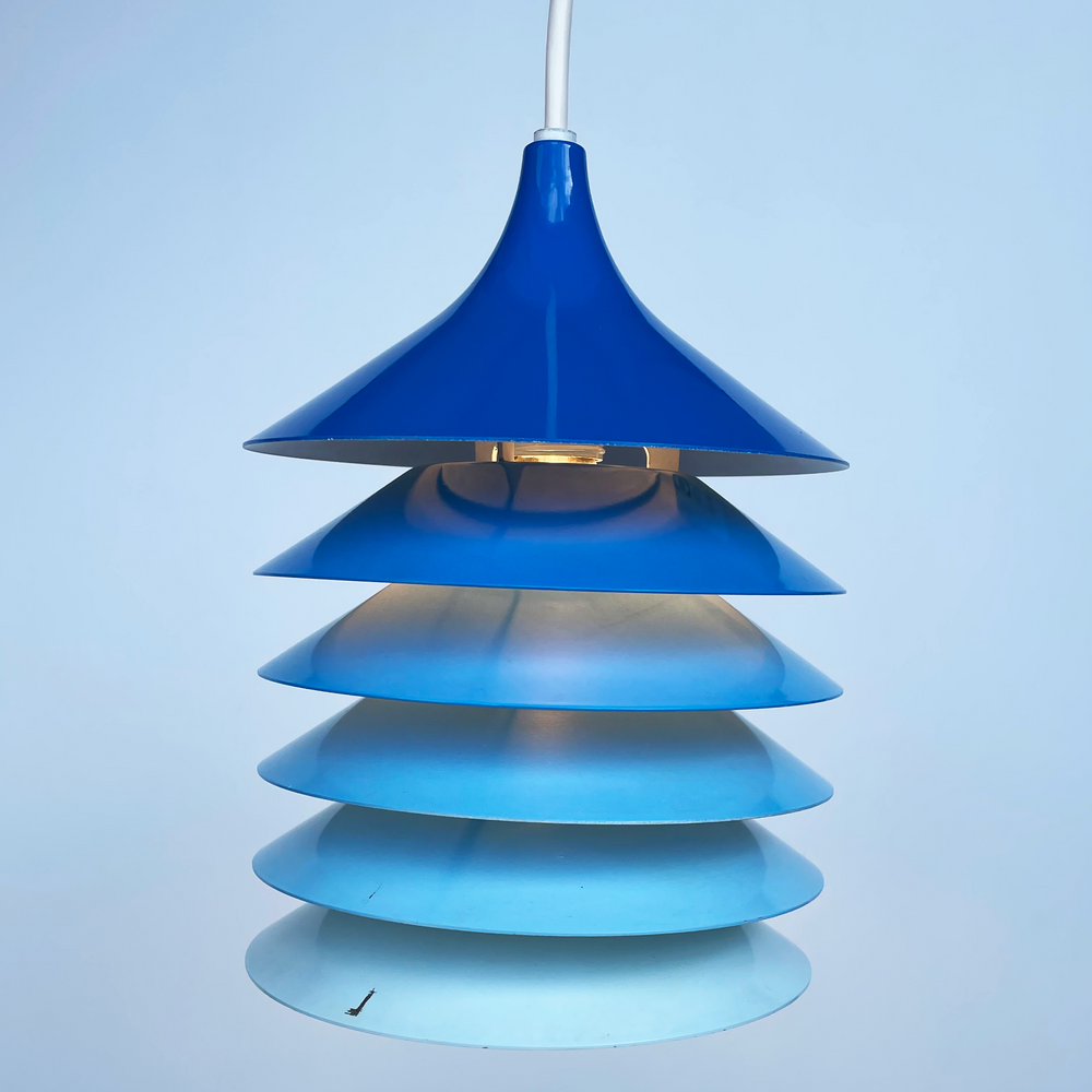 Shop Dessein Parke IKEA – Duett pendant light by Bent Gantzel Boysen in shades of blue Materials: White round metal (aluminium) stacking discs lampshade. Period: 1980s. Designer: Bent Gantzel-Boysen in 1983. Manufacturer: IKEA Other versions: The IKEA Duett pendant lamp exists in white, blue, red, green and gold. It appears in catalogues from 1983 until 1987. It has its signs of usage but also great patina.