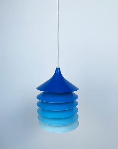 Shop Dessein Parke IKEA – Duett pendant light by Bent Gantzel Boysen in shades of blue  Materials: White round metal (aluminium) stacking discs lampshade.  Period: 1980s. Designer: Bent Gantzel-Boysen in 1983. Manufacturer: IKEA Other versions: The IKEA Duett pendant lamp exists in white, blue, red, green and gold. It appears in catalogues from 1983 until 1987.  It has its signs of usage but also great patina.